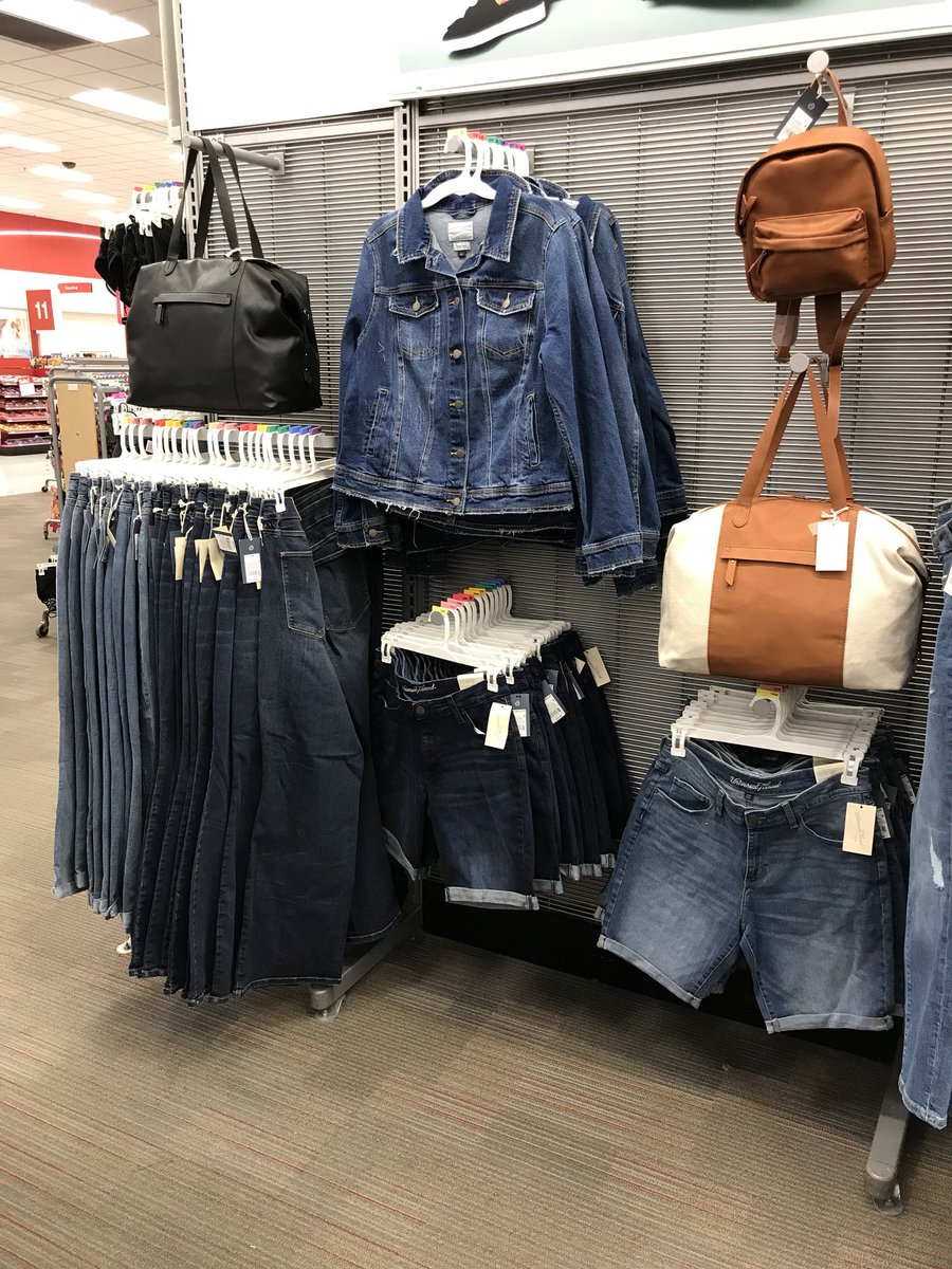 sarah_sklar1's tweet photo. When you unexpectedly get plus sizes in Universal Thread you make sure it looks great! The fit is fantastic (personal testament) and great styles! #southportstylesquad #plussizestyle #denimondenimondenim https://t.co/l3jagEHu8T