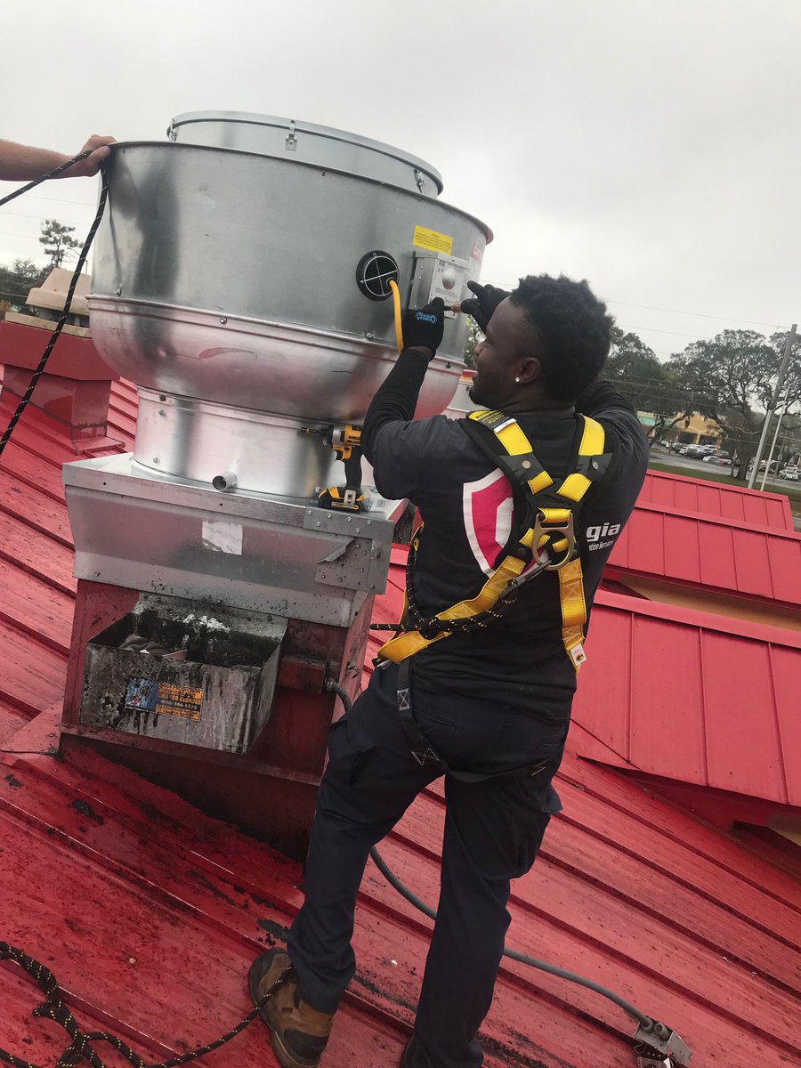 GaAirRefrigInc's tweet image. Safety first. #ExhaustInstallation #OrlandoFL #GARS #LookOutBelow #RooScaredOfHeightsLOL