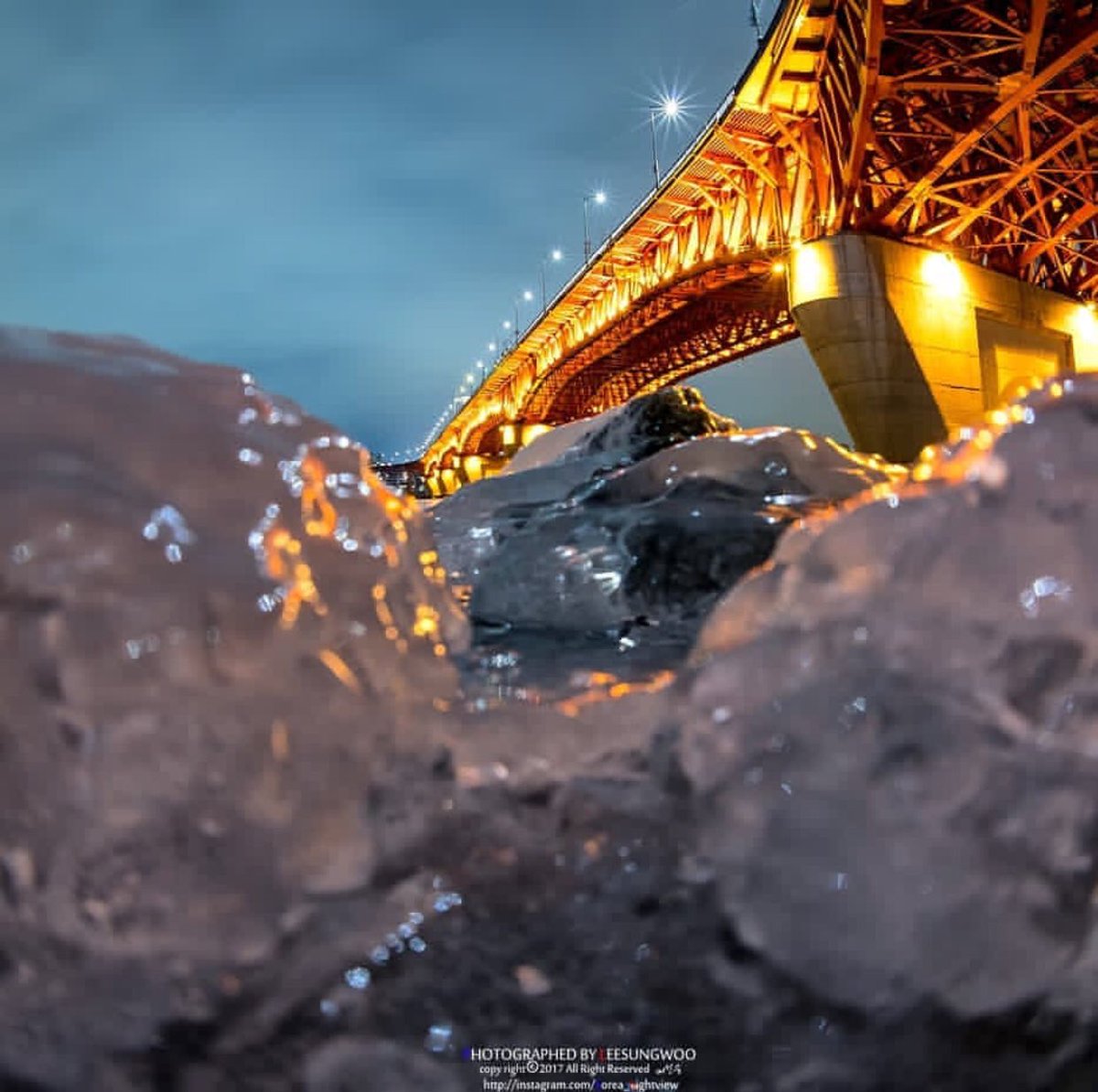 Kolyo_99's tweet image. صور متفرقة من تجمد نهر الهان اليوم في سيئول #كوريا 🇰🇷❄️