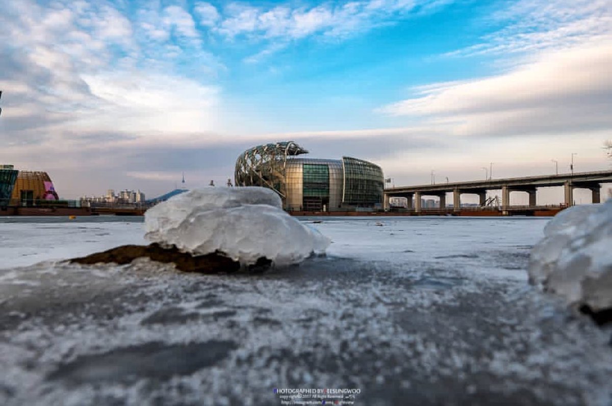 Kolyo_99's tweet image. صور متفرقة من تجمد نهر الهان اليوم في سيئول #كوريا 🇰🇷❄️