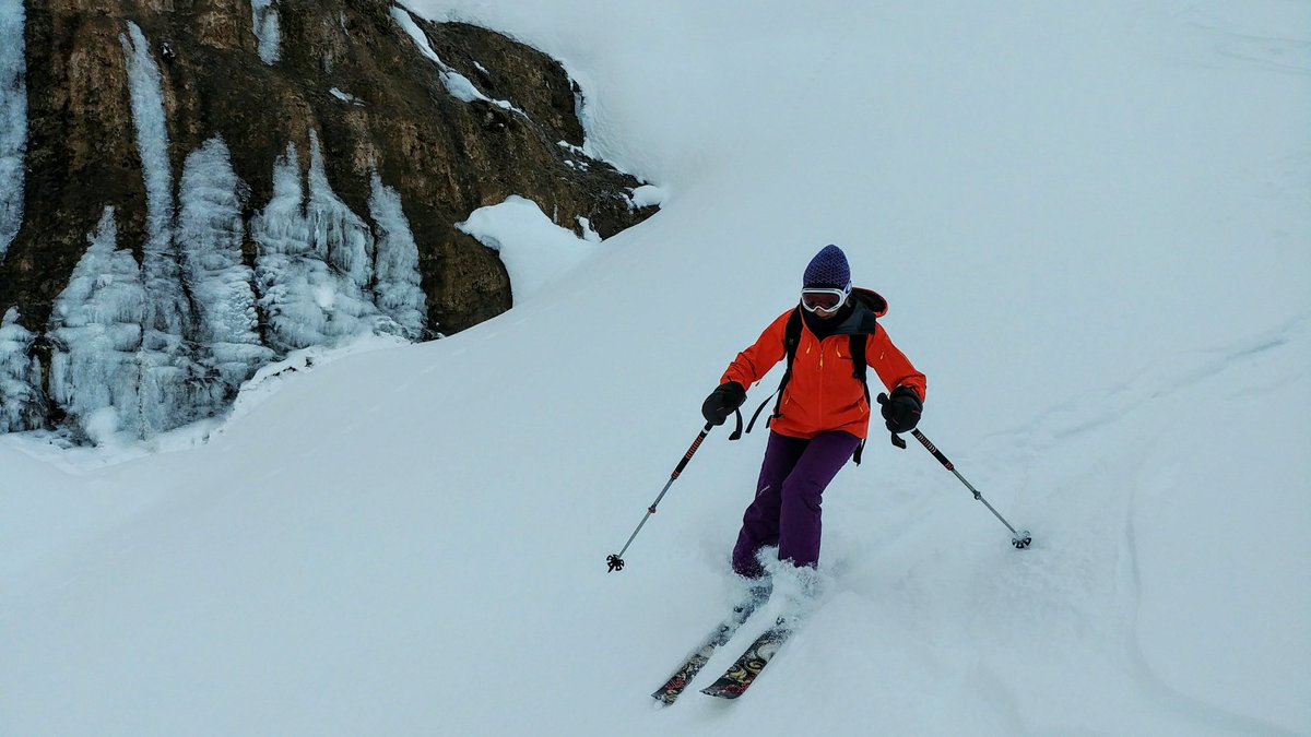 guidespacekilly's tweet image. Le vent de sud-est (effet de foehn) s&apos;est levé, transportant la neige, les malins sont allés skier sous le vent en forêt. Mais attention ce qui était bon aujourd&apos;hui pourrait devenir dangereux demain. Plaques formées par le vent. Le BERA passe à III.