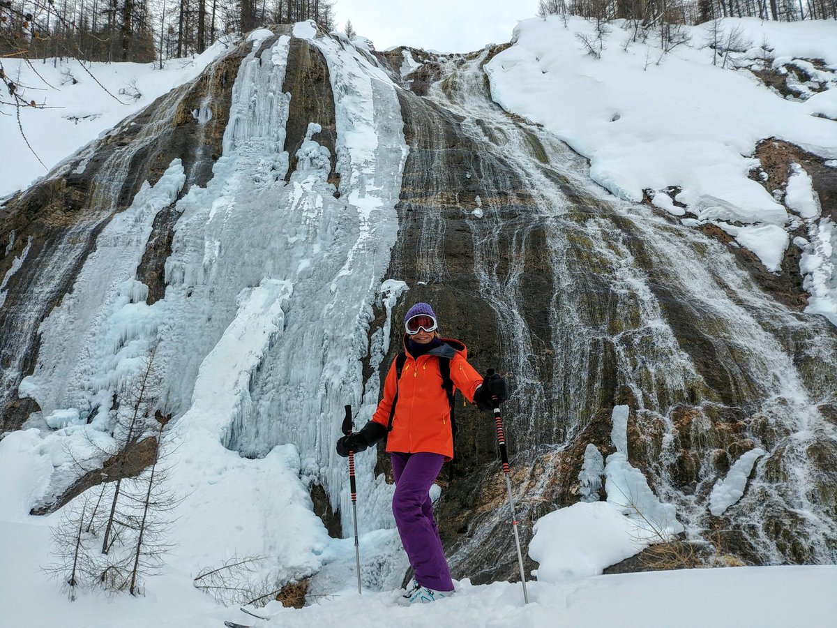 guidespacekilly's tweet image. Le vent de sud-est (effet de foehn) s&apos;est levé, transportant la neige, les malins sont allés skier sous le vent en forêt. Mais attention ce qui était bon aujourd&apos;hui pourrait devenir dangereux demain. Plaques formées par le vent. Le BERA passe à III.