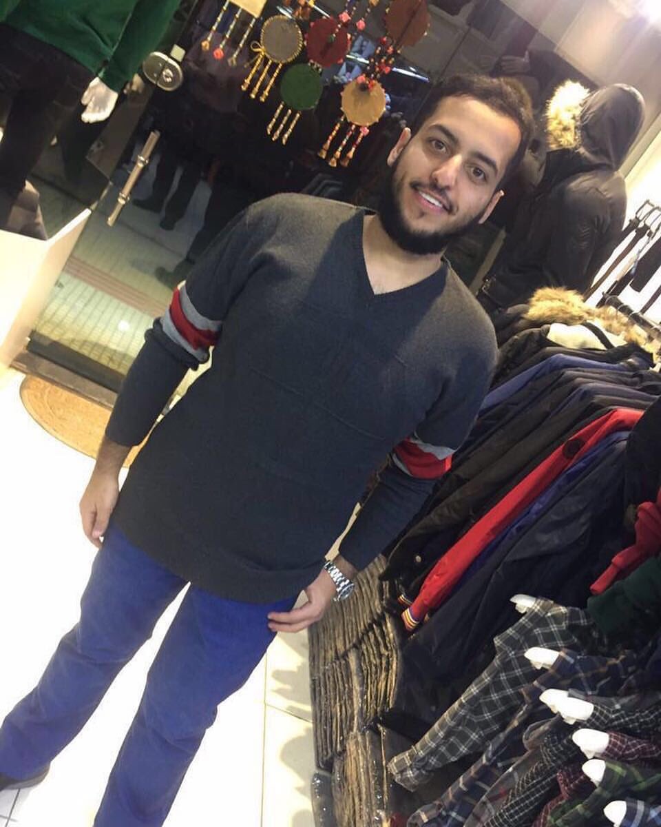 المواطن الكويتي فالح جمعان العازمي في أحد أسواق طهران بعد الافراج عنه استعدادا للعودة الى الكويت
.
 #بويمعه_مسجون_في_ايران