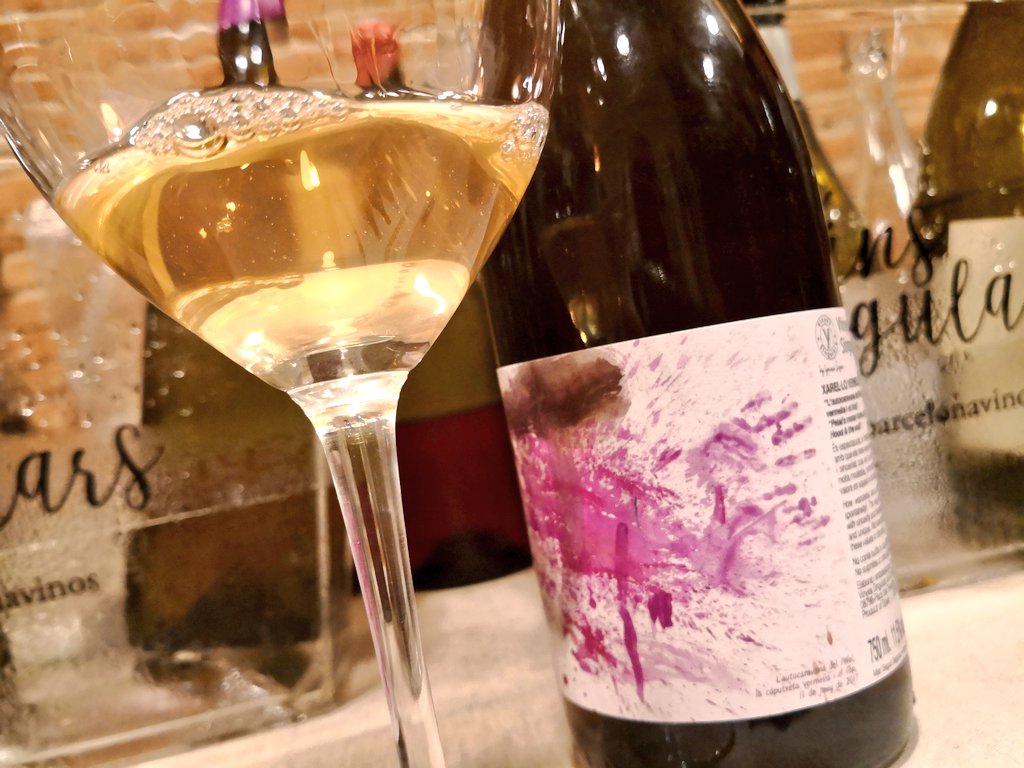 elvinet's tweet photo. Delicado Xarel·lo Vermell Brisat 2017 de Vinyes Singulars 🍇👏🏻😍
Pura brisa de frutillos rojos 🍓🍉🍒
#VinyesSingulars #ViCatalà #WineLovers #WineTasting #WineLife #WineMoments #WineTime #WineDay #WineNight #elvinet https://t.co/xsiDVjfHDh