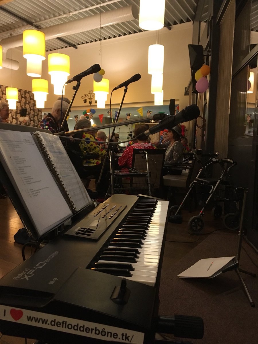 Flodderbone's tweet photo. Als gast van @cvdemeerpoel bij Eegelshoeve. Aftrap van ‘n paar mooi dagen. @hofkameerpoel #theeconcert #primière #carnaval #flodderbone #kloenkfestival https://t.co/cYmhhqfUXa