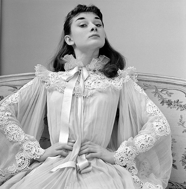rareaudrey's tweet photo. How exciting are these new photos by Norman Parkinson? #AudreyHepburn photographed by Norman Parkinson for her debut role as Gigi, 1952. @robinrmorgan https://t.co/ci2LTH9sRE