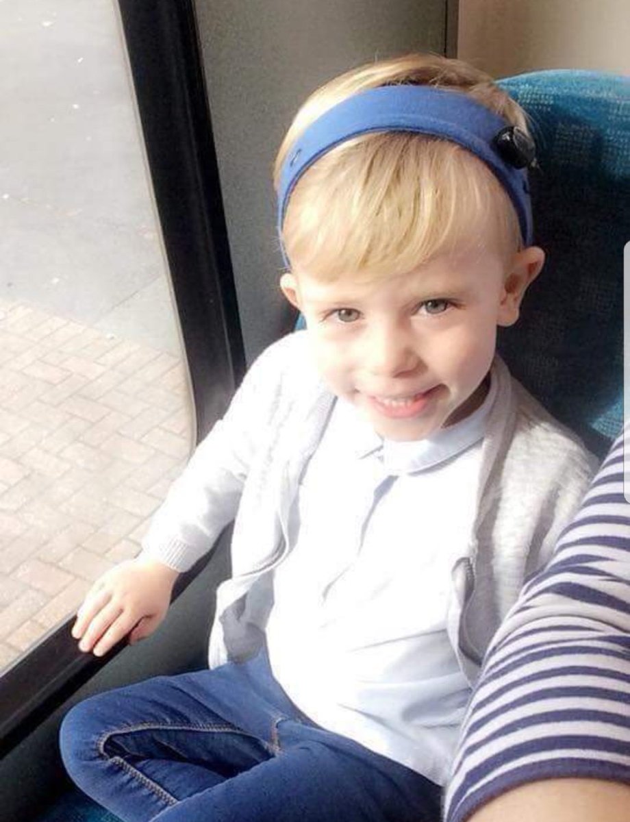 This is my best friends son and she's trying to raise awareness for him.
If you see a child wearing one of these headbands, they are hearing aids. They may have a partial or profound hearing loss so Please spread awareness so these children are understood. 
Please retweet 💖
