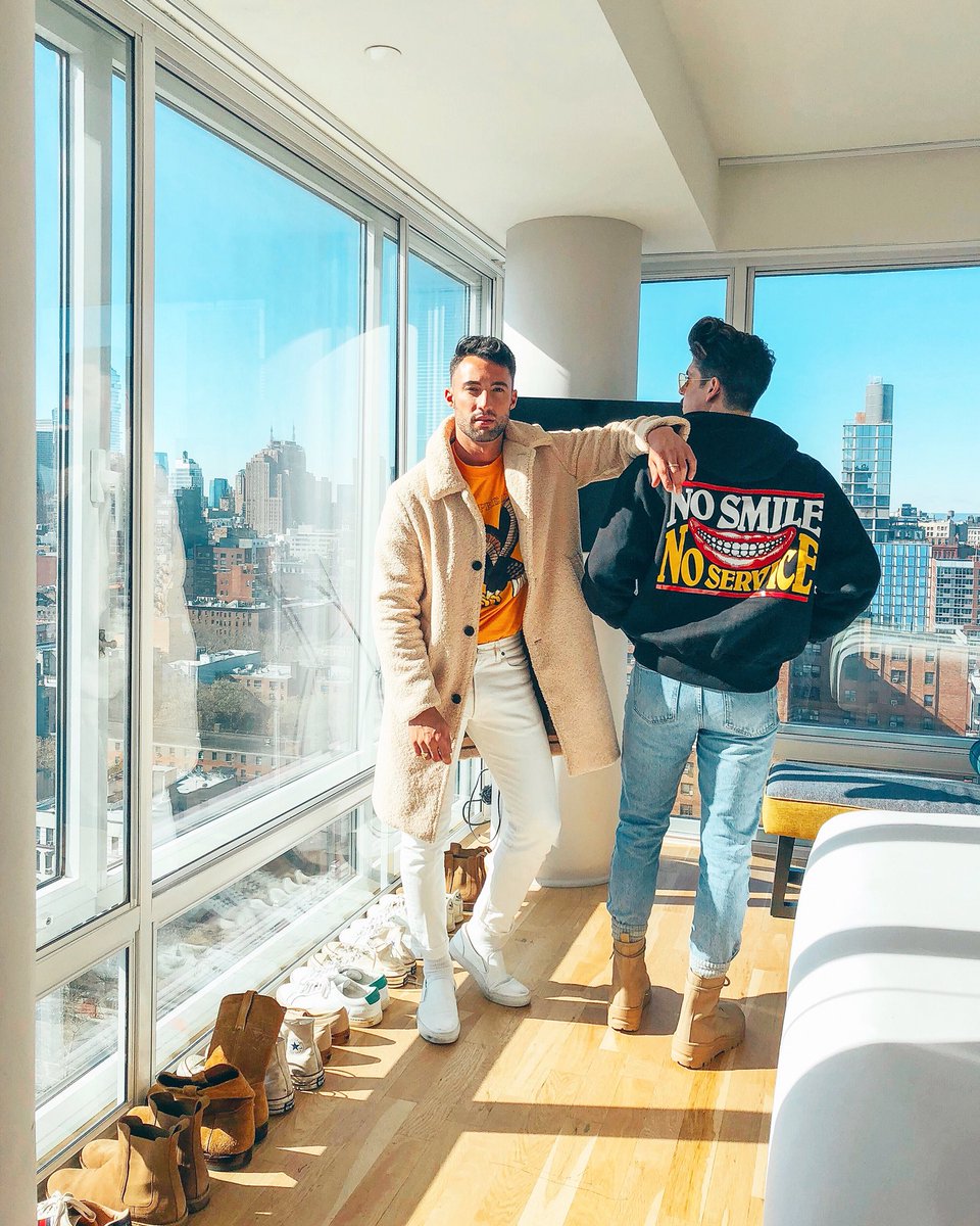 yummertime's tweet image. 👬✨✨ let the fashion games begin 😜😝💖 first day of #NYFWM! // 💕we’re also all checked in to our home away from home and home base for the entire week, @hotelindigo 😊😊 with the best view ever (literally) from our bed 🛏🌃✨ #colorofdiscovery