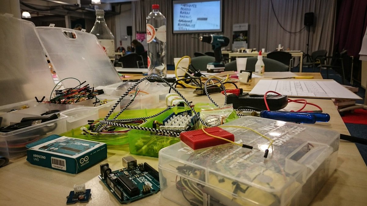 KANj_nl's tweet photo. Werk in uitvoering #hackathonsg @spaarnegasthuis #hackathon #zorg teams zijn goed bezig https://t.co/T9emRBPNfk