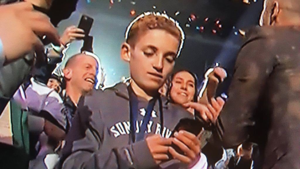 LeoJim_'s tweet photo. "Google: Justin Bieber se ve más viejo en persona, en el Superbowl". 

"Google: es Justin Timberlake". 

#SuperBowl #HalftimeKid https://t.co/9szXQ9de0B