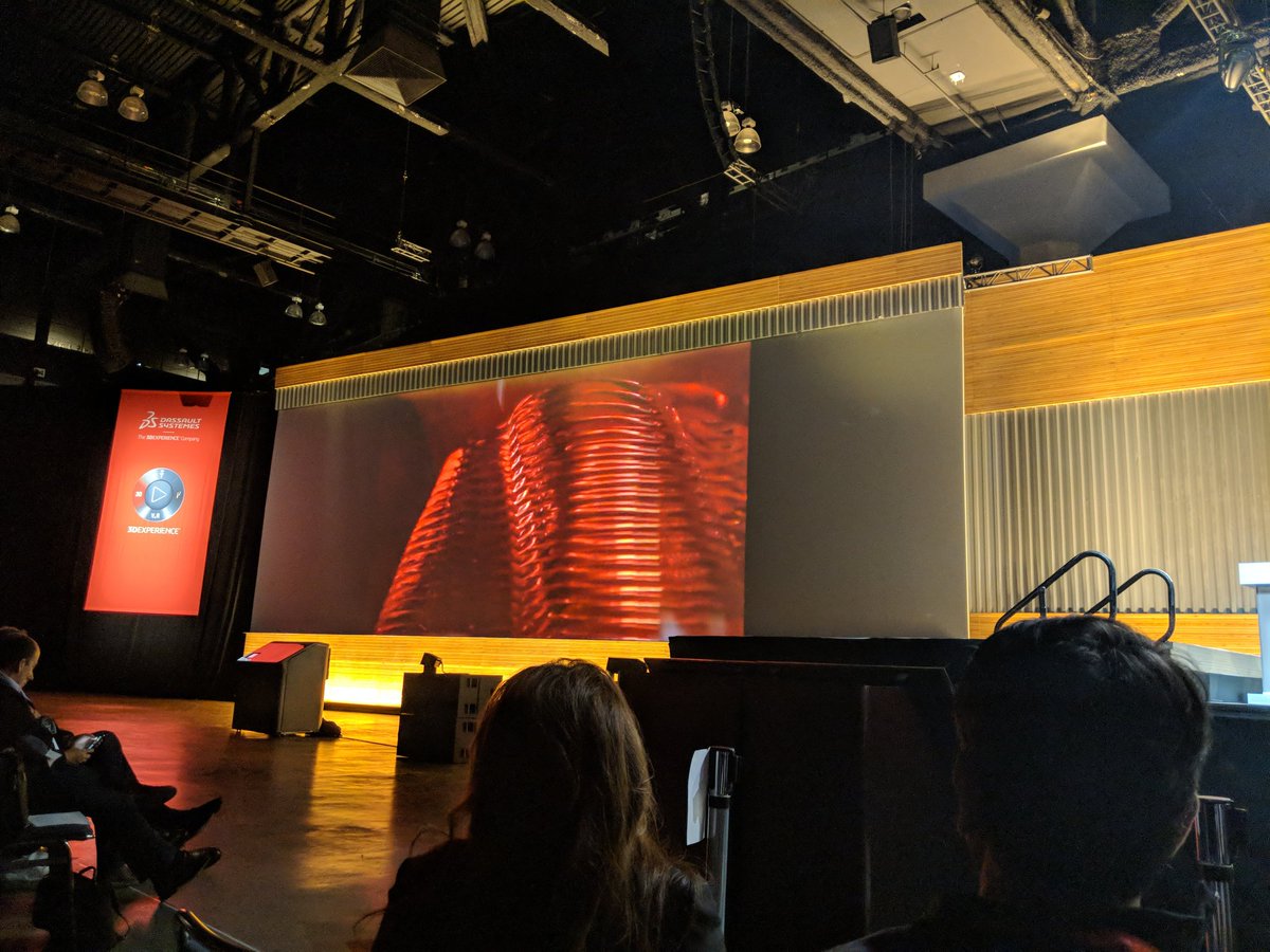 Nina_9_Cheng's tweet photo. Glass printer, amazing! #SWW18 https://t.co/wQizSAL2DQ
