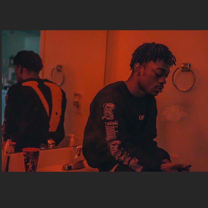 mucho_dinero28's tweet photo. I’m laughing at whoever doubted me 😲😂 Ben Franklins kicking it round me 💸😁💵 She trynna get close to me honestly she tryna f*ck whoever around me 👋🏾💔💯 #str8crack #videoshoot #otw #dinero #mbshit x #mosartrecords #vlone #photoshoot #music #honcho #fried https://t.co/OfYGFyg7PG