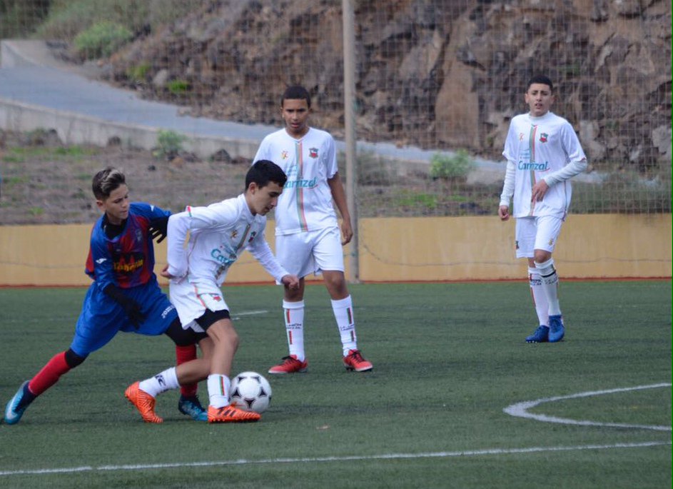 cfucarrizal's tweet photo. CATEGORÍA INFANTIL

 C.F.U. CARRIZAL  2 – C.D. INGENIO  1

 EL CARRIZAL SE MANTIENE FIRME Y SE LLEVA EL DERBY

Los blancos no dieron tregua en un primer tiempo espléndido y mandaron a su rival a la lona en apenas 25 minutos.  Los goleadores Jose Manuel y Lemir. https://t.co/IP93zTxAKk