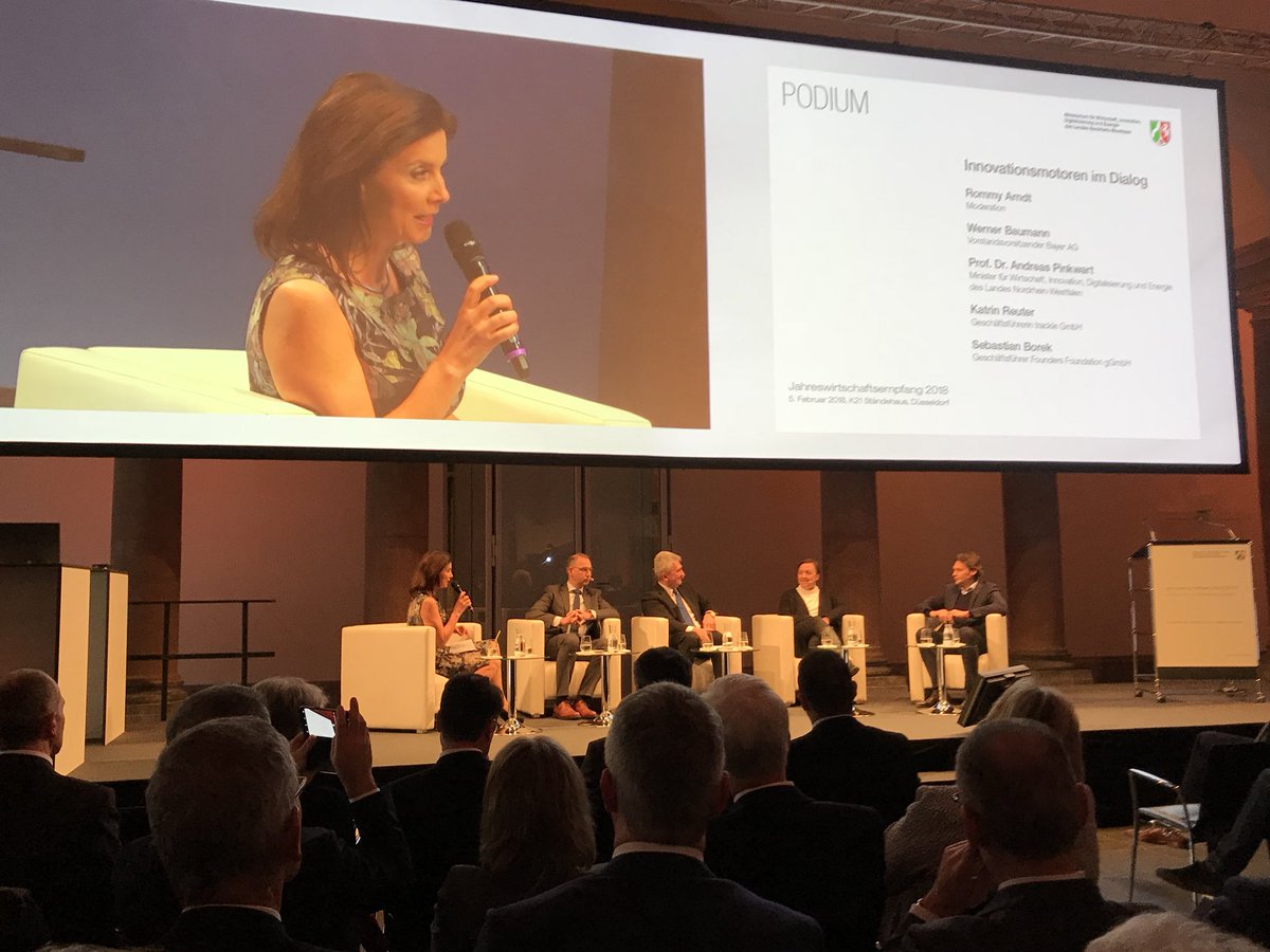 lietzkow's tweet photo. Spannende Diskussionsrunde beim #jahreswirtschaftsempfang2018. Mit dem CEO der #BayerAG, @a_pinkwart, Katrin REUTER von #Trackle und dem immer smarten Sebastian #Borek von der #FoundersFoundation. Gute Ideen und Programme für #startups @floriannoell @StartupVerband 👍 https://t.co/WfnCnKsz0e