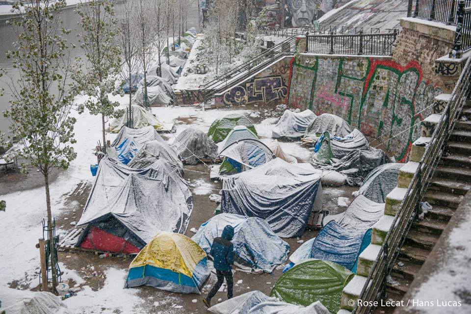 mompontet's tweet photo. Urgent. Pour eux la neige est un enfer. Les migrants du campement Jaurès,  ont besoin de couvertures, de nourritures, de thés chauds et... d'une mise à l'abri !!!!!! Let's do it ! 
RT please
Photo Rose Lecat https://t.co/pLL31X8mRW