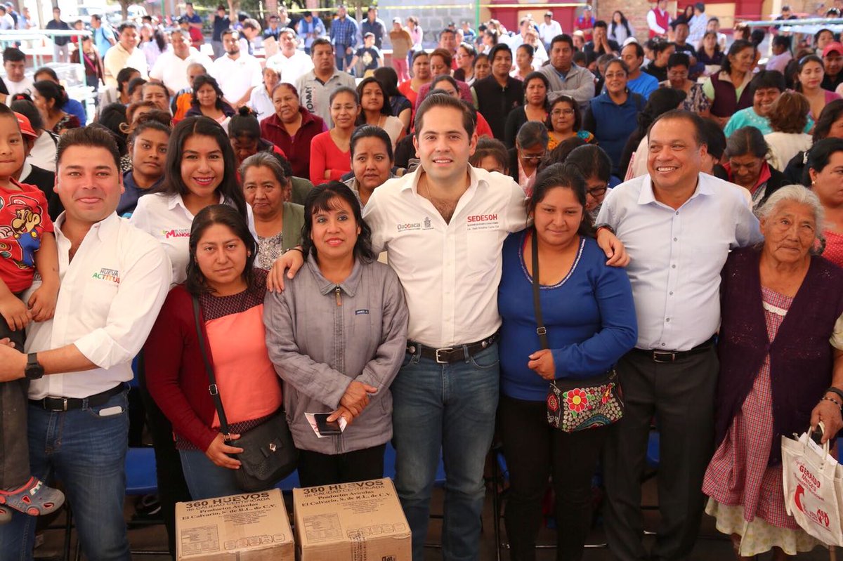 RaulBCCue's tweet photo. En Santa Lucía del Camino, este día hacemos entrega de apoyos de la @SAGARPA_mx a beneficiarios de este municipio, junto al Pdte. Mpal. @_RaulCruz_ y el Delegado Lino Velásquez, con quienes trabajamos de manera conjunta en favor de un #OaxacaProductivo. https://t.co/uTwuijARsX