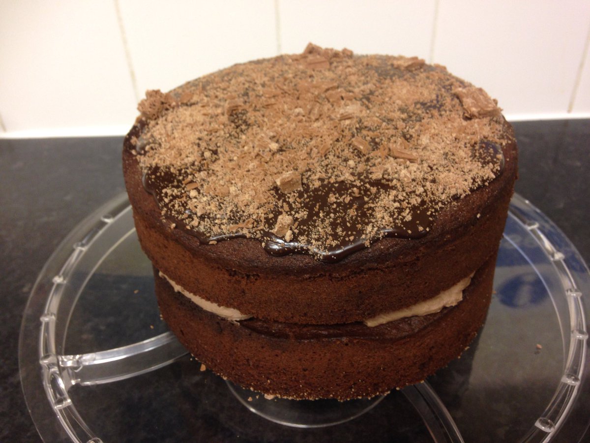 Cupcakes &amp; Cakes! Available everyday! ❤️