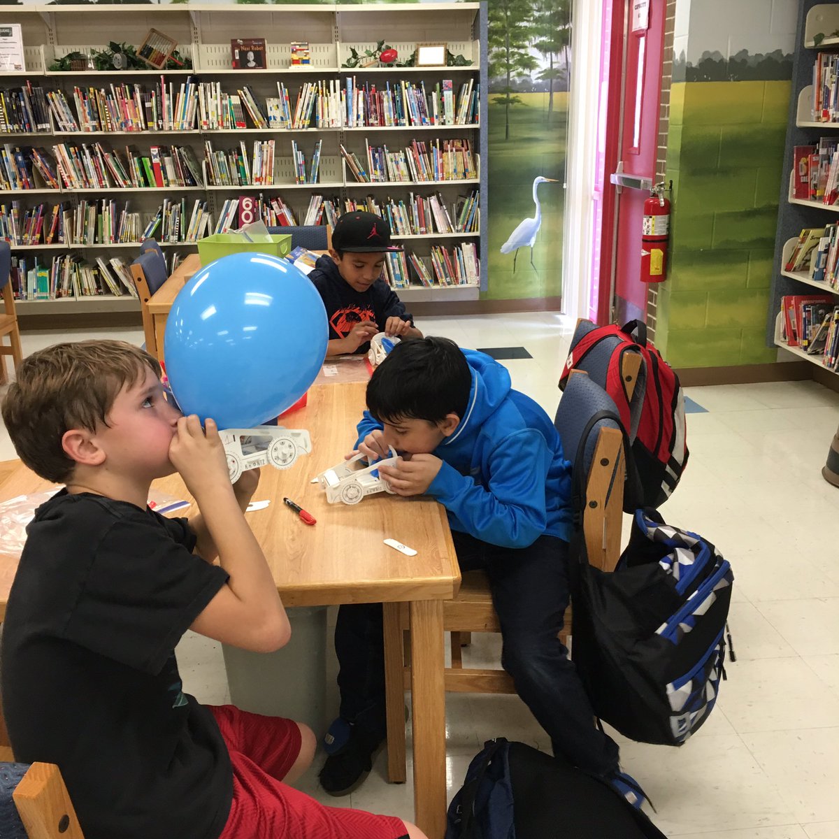 PinecrestMedia's tweet photo. #makerspace club jet propulsion activity @hubofschool @HCPSArea6 @Makerspaces_com https://t.co/qMR6vFjQeH