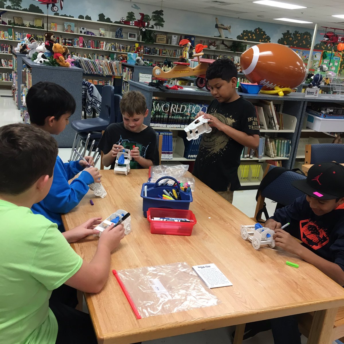 PinecrestMedia's tweet photo. #makerspace club jet propulsion activity @hubofschool @HCPSArea6 @Makerspaces_com https://t.co/qMR6vFjQeH