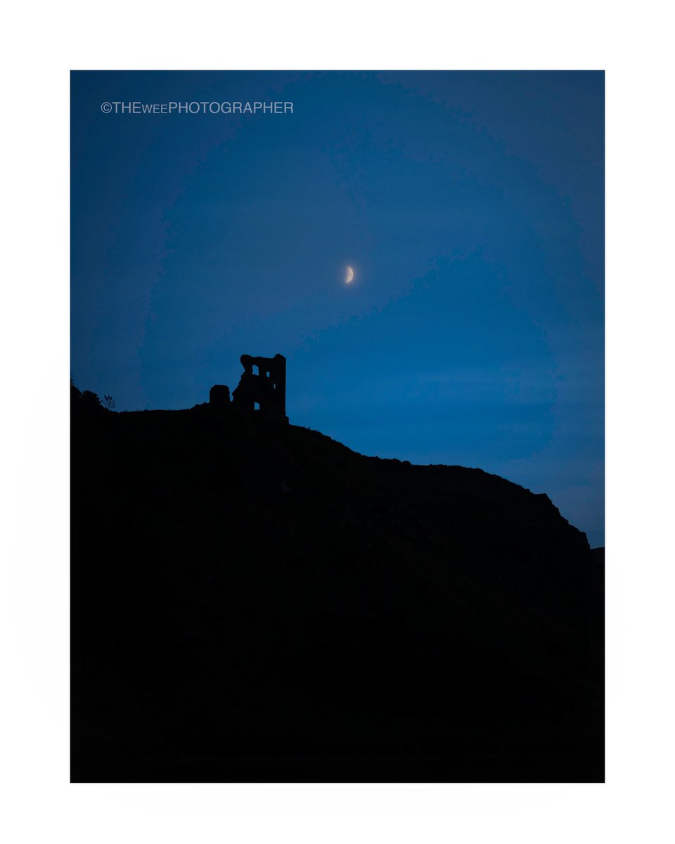 WeePhotographer's tweet photo. #StAntonys Chapel Ruins, #Arthursseat #StMargaretsloch #edinburgh #holyroodpark #moon #NightPhotography https://t.co/UGz2fs0PPa