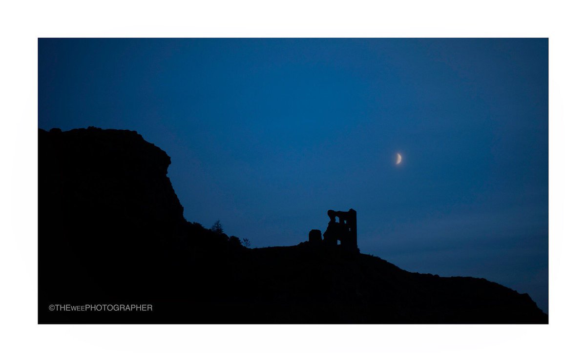 WeePhotographer's tweet photo. #StAntonys Chapel Ruins, #Arthursseat #StMargaretsloch #edinburgh #holyroodpark #moon #NightPhotography https://t.co/UGz2fs0PPa
