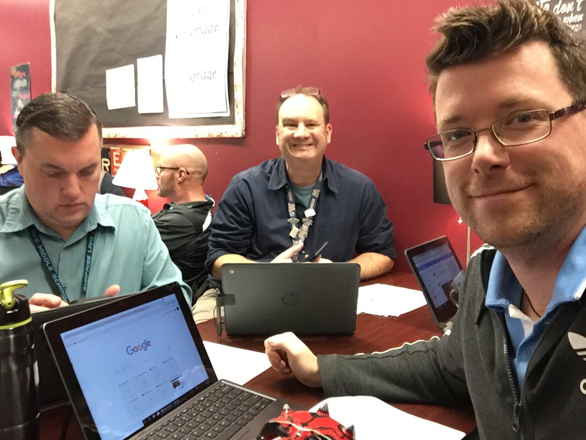 MysteryStevens's tweet photo. Busy tweeting with @jfgarrett https://t.co/8hNHvh7qa8