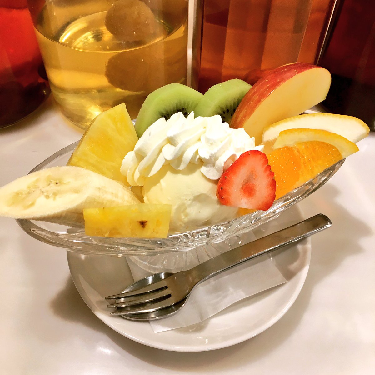 純喫茶コレクション 昨晩は浅草へ 平日でも賑わう街は降り立つだけでわくわくします あえて雷門をくぐり 仲見世通りを歩きホッピー横丁をひやかしてからフルーツパーラー ゴトーへ フルーツサンデーとハーフフルーツサンドのセットで果物尽くしの幸せ