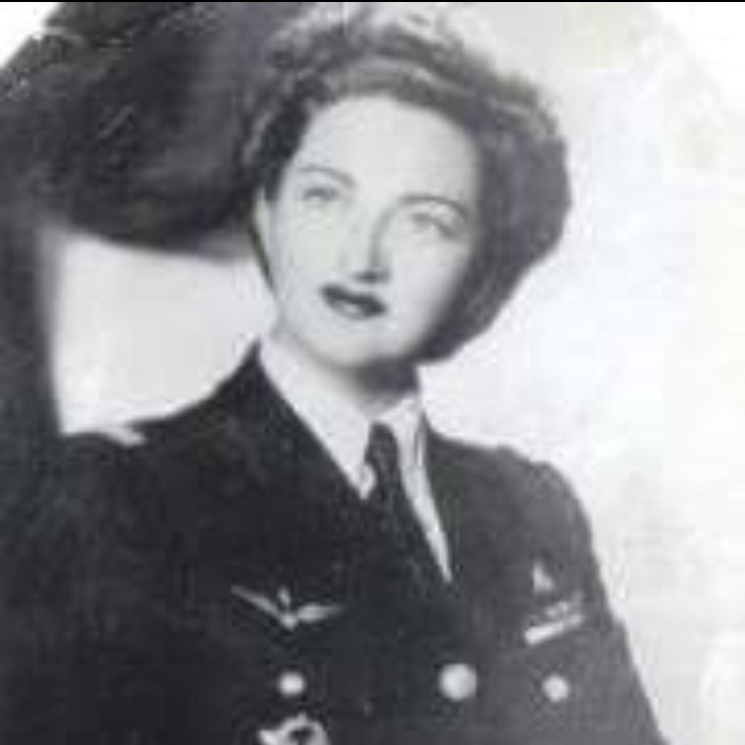 PompeFranceVPO's tweet photo. Expresamos nuestras más sinceras condolencias por el lamentable fallecimiento de Mme. Margot Duhalde Sotomayor (Q.E.P.D.) (1920-2018), primer mujer piloto de 🇨🇱, de destacada trayectoria internacional y que durante la 2a Guerra Mundial luchó por la Fuerzas Francesas Libres. https://t.co/ZQQ7jrUUcC