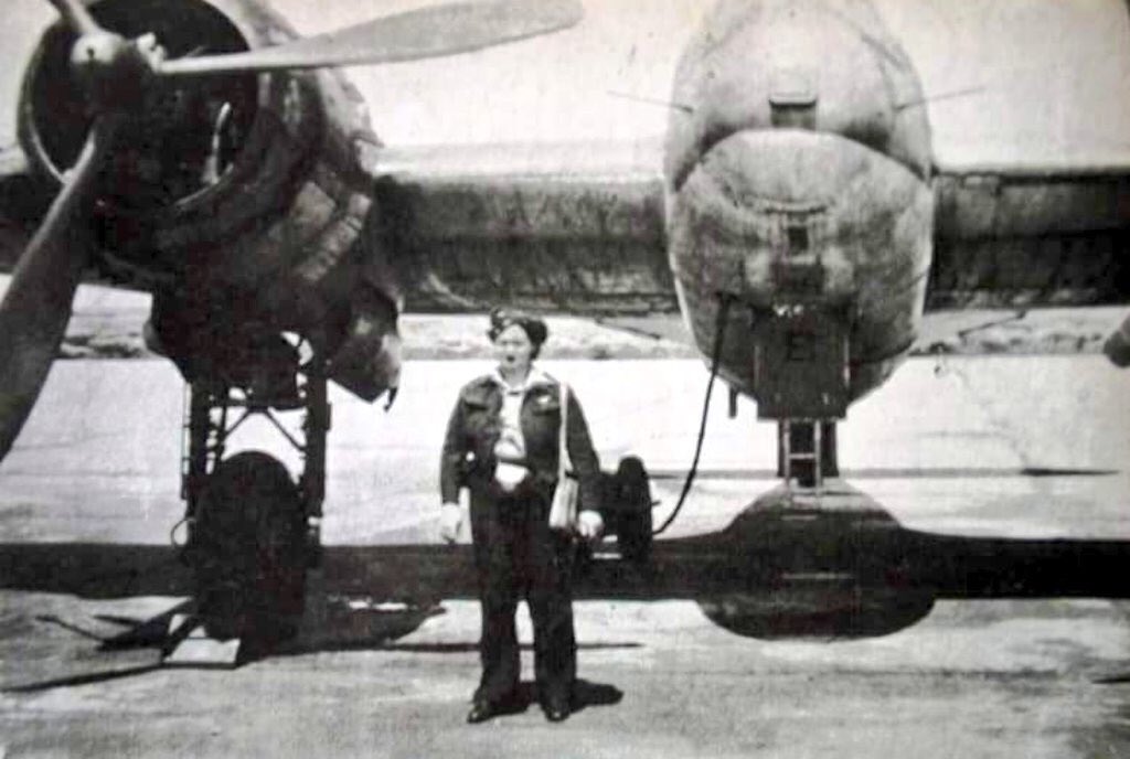 PompeFranceVPO's tweet photo. Expresamos nuestras más sinceras condolencias por el lamentable fallecimiento de Mme. Margot Duhalde Sotomayor (Q.E.P.D.) (1920-2018), primer mujer piloto de 🇨🇱, de destacada trayectoria internacional y que durante la 2a Guerra Mundial luchó por la Fuerzas Francesas Libres. https://t.co/ZQQ7jrUUcC
