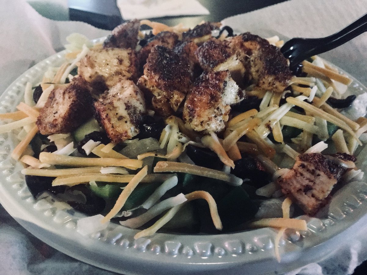 We can eat healthy at <a href="/mac_dill/">Elmers MacDill</a> .This blackened Chicken salad is legit.#dignitarylife