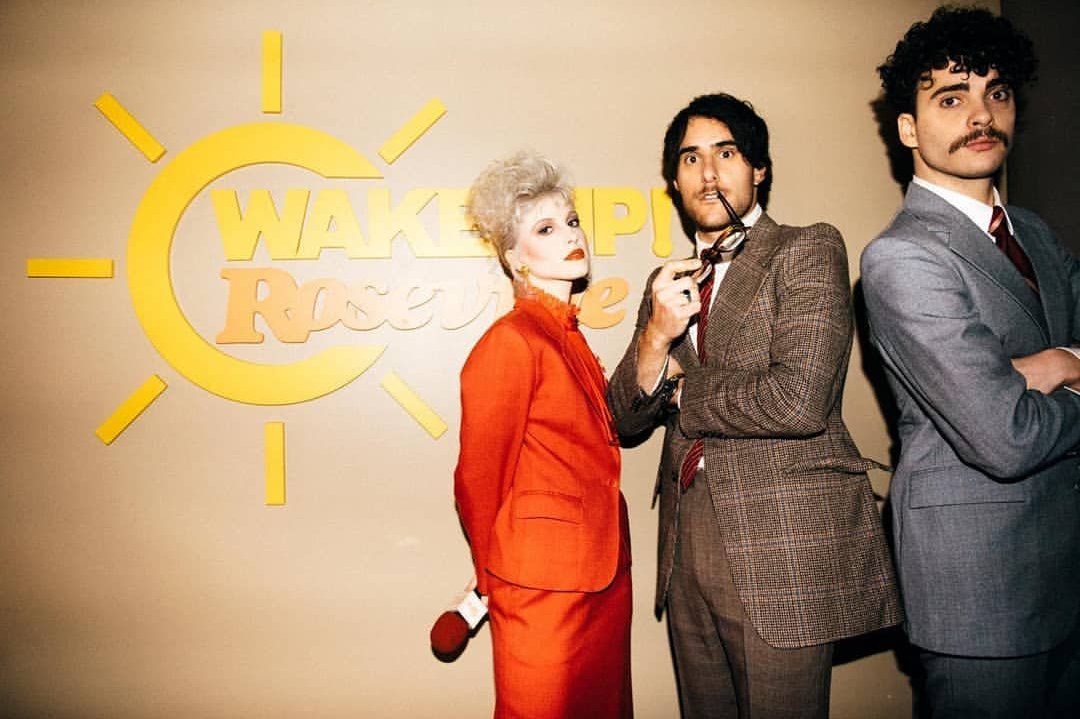 paramoremusicom's tweet photo. Behind the scenes. More photos: https://t.co/Iu9Fb0OPV6 #wakeuproseville #RoseColoredBoyVideo https://t.co/JaLRSPrQqh