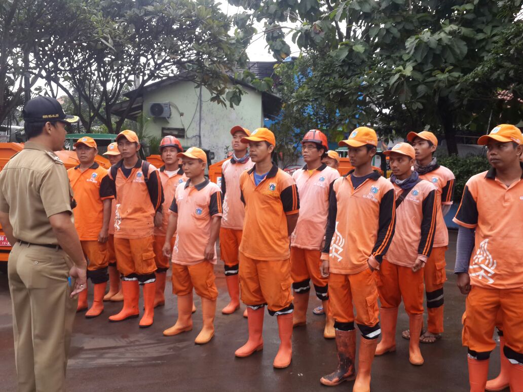 Kel_PuloGebang's tweet photo. Apel pagi PPSU kel. Pulo Gebang pengecekan perlengkapan antisipasi genangan.. Siap, tanggap galang,. https://t.co/j1v7JXuvyQ