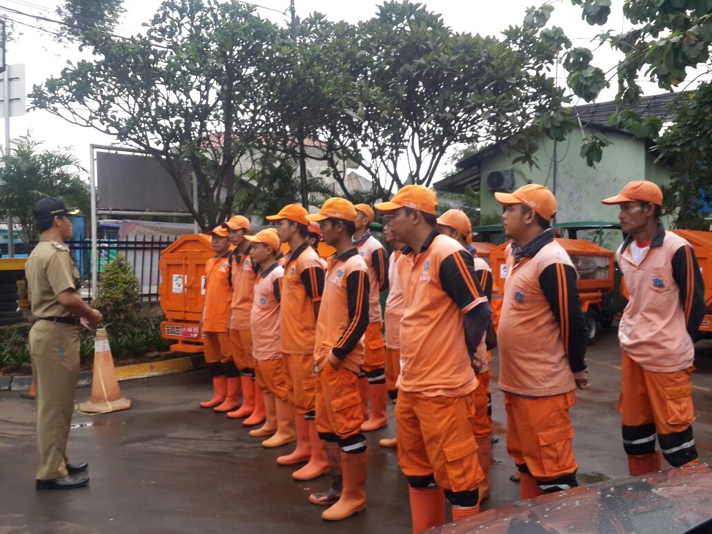 Kel_PuloGebang's tweet photo. Apel pagi PPSU kel. Pulo Gebang pengecekan perlengkapan antisipasi genangan.. Siap, tanggap galang,. https://t.co/j1v7JXuvyQ