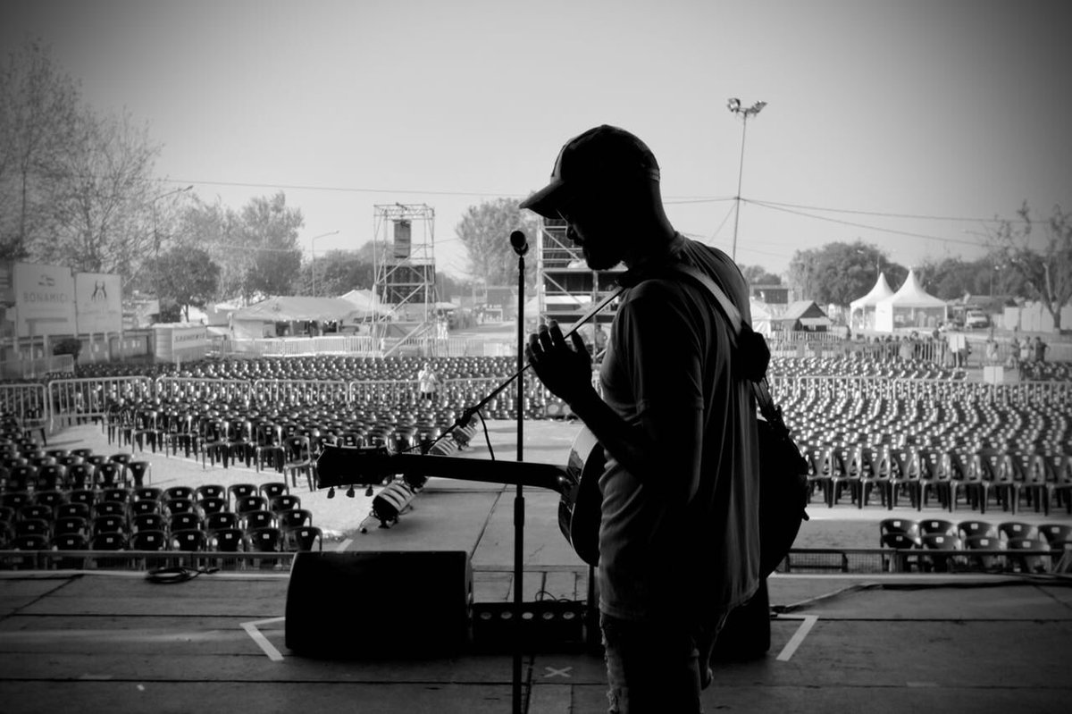 AbelPintos's tweet photo. 1:30 am aproximadamente comienza el concierto de esta noche. Nos vemos. Nos encontramos. Nos reconocemos. #LaFamiliaFestejaFuerte ♥️ https://t.co/1oFuyKasay