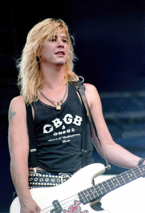 Há 54 anos, nascia o baixista  Duff McKagan!! 
Happy Birthday Duff!!     