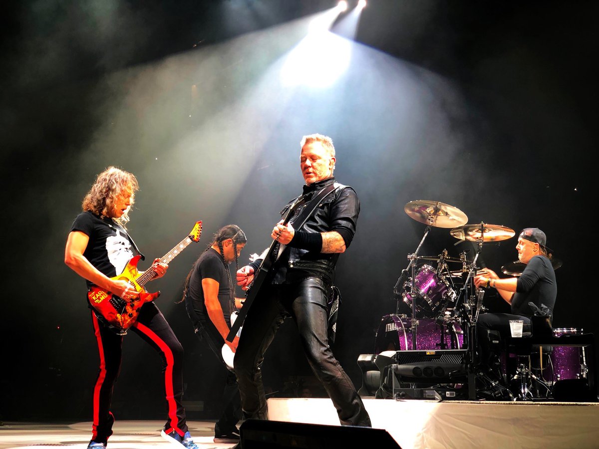 UruMetallica's tweet photo. Metallica en acción!! una imagen increible del concierto de esta noche en Madrid #MetInMadrid 🙌🤘 https://t.co/9U4Ody5rN5