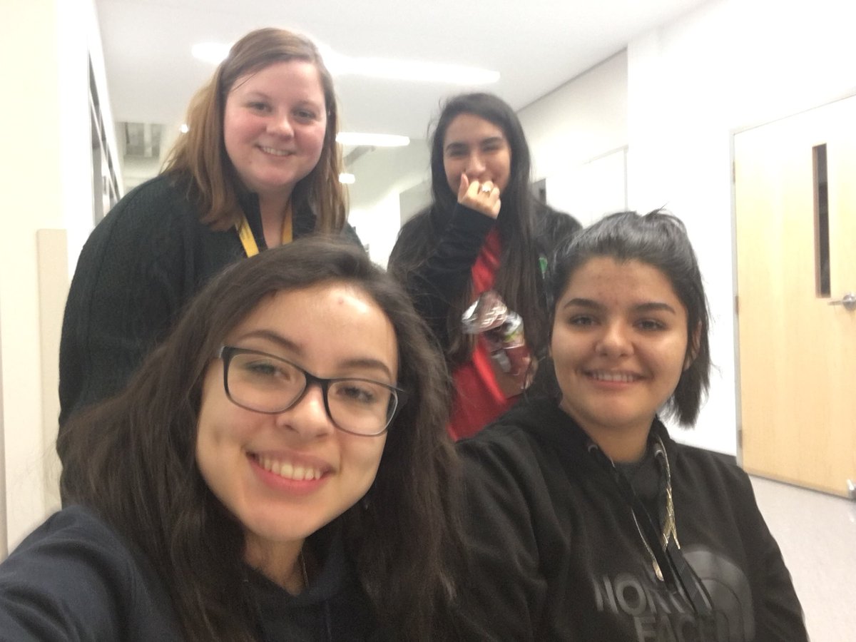 JaneEPPEJ's tweet photo. @tylerisd #litcon an @echstylerisd selfie :) https://t.co/YHxZmWZxQP