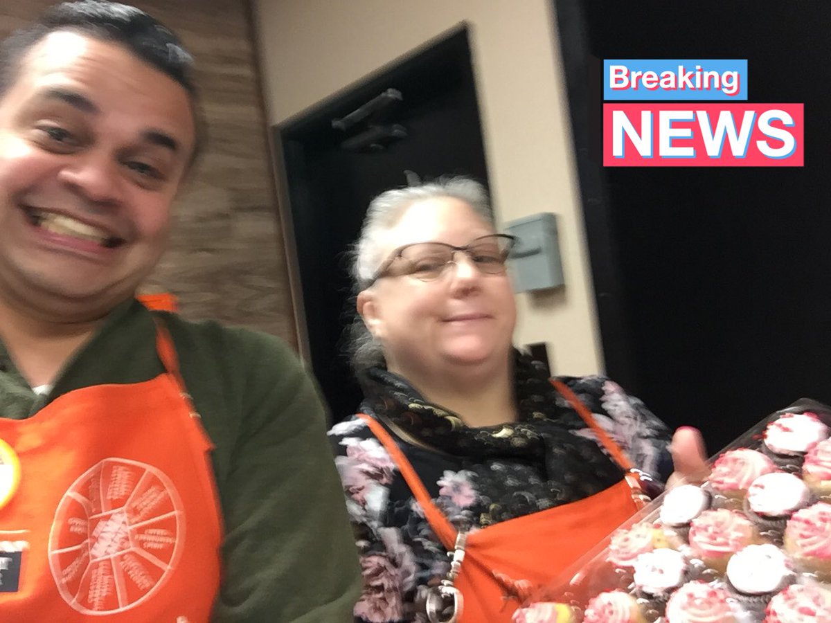 JmHD0507's tweet photo. My first staff at 0507 and they get me cupcakes 👏. Thank you Donna and Team. #Untouchables 🥊 https://t.co/8npsiEK3Uq