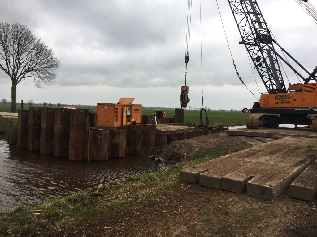 Damwandkuip met AZ40-700 planken aanbrengen i.o.v. <a href="/OosterhofHolman/">Koninklijke Oosterhof Holman</a> voor het vervangen van een duiker nabij Staphorst #mooiwerk 👍