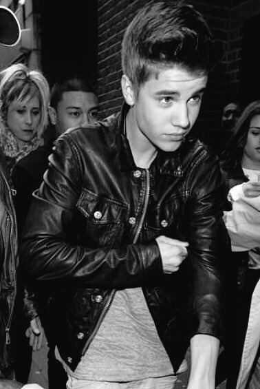 bieberdepth's tweet photo. just a friendly reminder that there was a boy living a hundred years ago who looked exactly like 2012 Justin Bieber https://t.co/bHuUPBKmoC