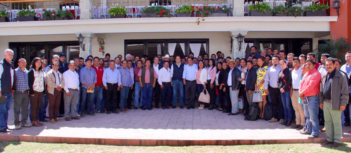 RaulBCCue's tweet photo. Me reuní con profesionales del sector agroalimentario, con quienes revisamos diversas estrategias que nos permitan seguir impulsando el desarrollo social de nuestro Estado; en el @GobOax de @alejandromurat sumamos esfuerzos a favor de #Oaxaca. https://t.co/aTzppPczc4