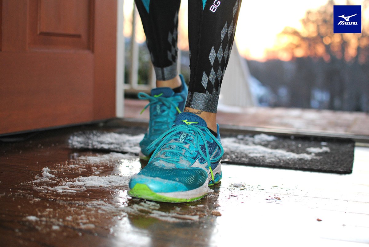 BodyNSoleSports's tweet photo. If you're going to track in the snow, you might as well look good doing it. Who's ready to try the Wave Rider 21 in this new color? #runnerproblems #mizunorunning #snow #running #runwithmizuno https://t.co/RADIBH85YD https://t.co/nEx4ddE3ka