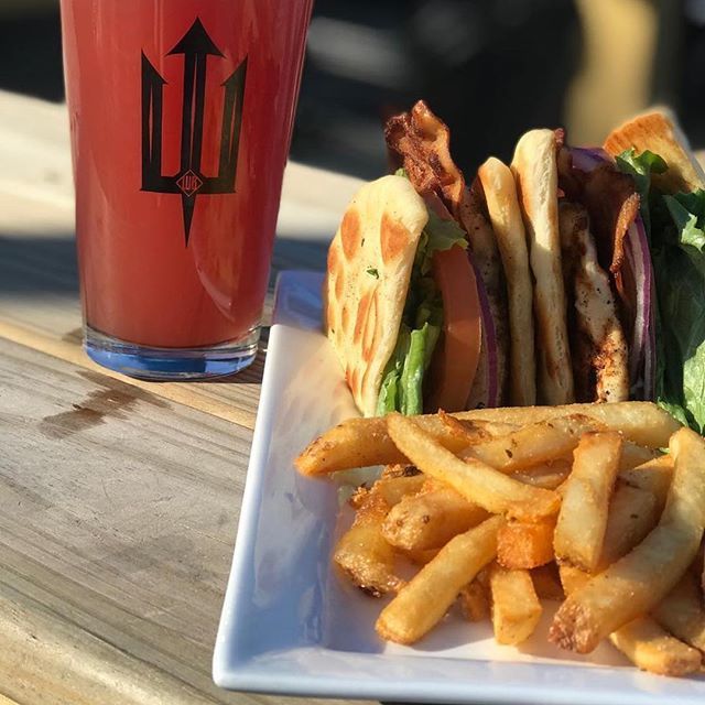 Brewgaloo's tweet photo. @watermansbrewin is more than just beer. Burger pairs nicely with their newest beer on tap Winterberry Wit #foodporn #beerporn #wbbeer #dinner #willmington https://t.co/5OE5959YVT https://t.co/96YTMwr9rU