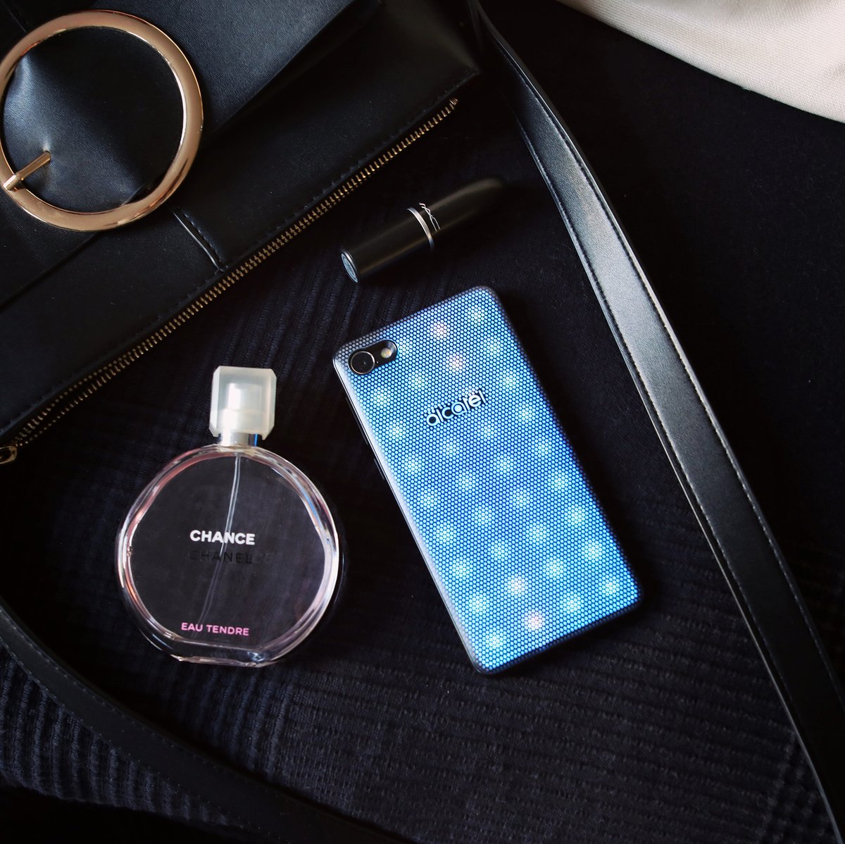 alcatelmobileES's tweet image. ¡Divertido y muy cool! 😎 El 1r smartphone con carcasa interactiva, para iluminar tus noches. 🌌 ¿Todavía no conoces el Alcatel #A5LED? ¡Vas a alucinar! ✨✨✨
eu.alcatelmobile.com/es/a5-led

#AlcatelMobile #LightUpNow