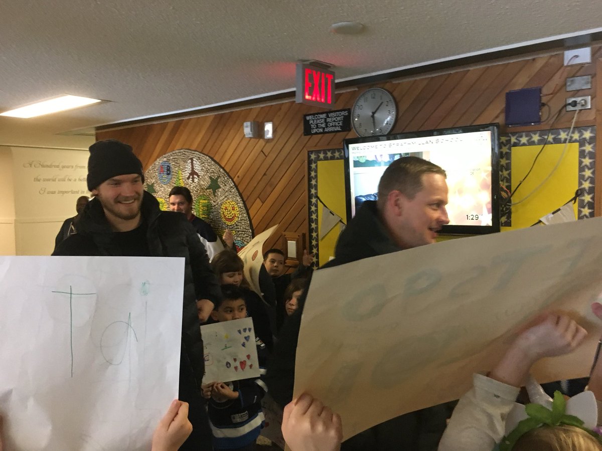 StrongFree67's tweet photo. #ReadingTakesFlight @NHLJets #Winnipeg #StrathmillanSchool #Room13 what a cool experience for my daughter’s class #Thanks @TNYouthFDN  💙✈️🏒 https://t.co/Xc2KLrSdMl