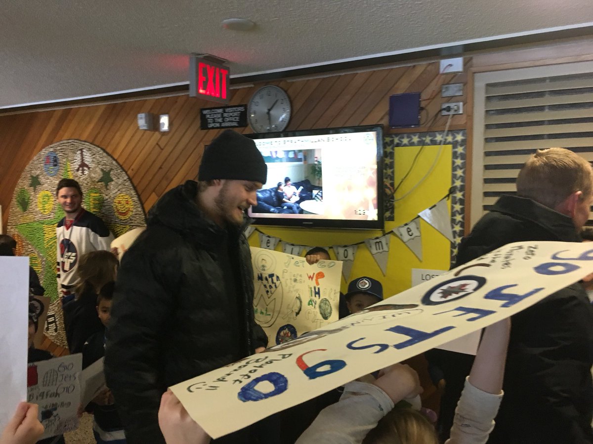 StrongFree67's tweet photo. #ReadingTakesFlight @NHLJets #Winnipeg #StrathmillanSchool #Room13 what a cool experience for my daughter’s class #Thanks @TNYouthFDN  💙✈️🏒 https://t.co/Xc2KLrSdMl