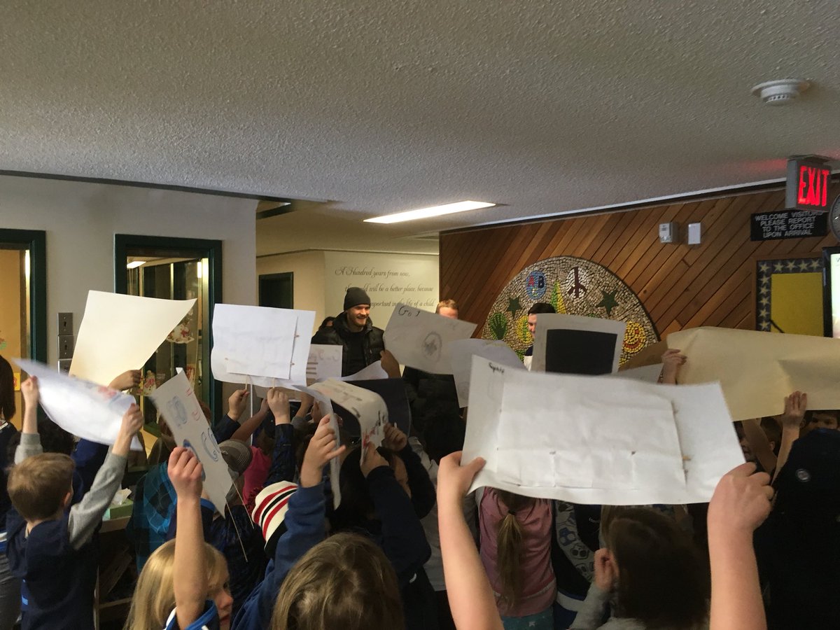 StrongFree67's tweet photo. #ReadingTakesFlight @NHLJets #Winnipeg #StrathmillanSchool #Room13 what a cool experience for my daughter’s class #Thanks @TNYouthFDN  💙✈️🏒 https://t.co/Xc2KLrSdMl