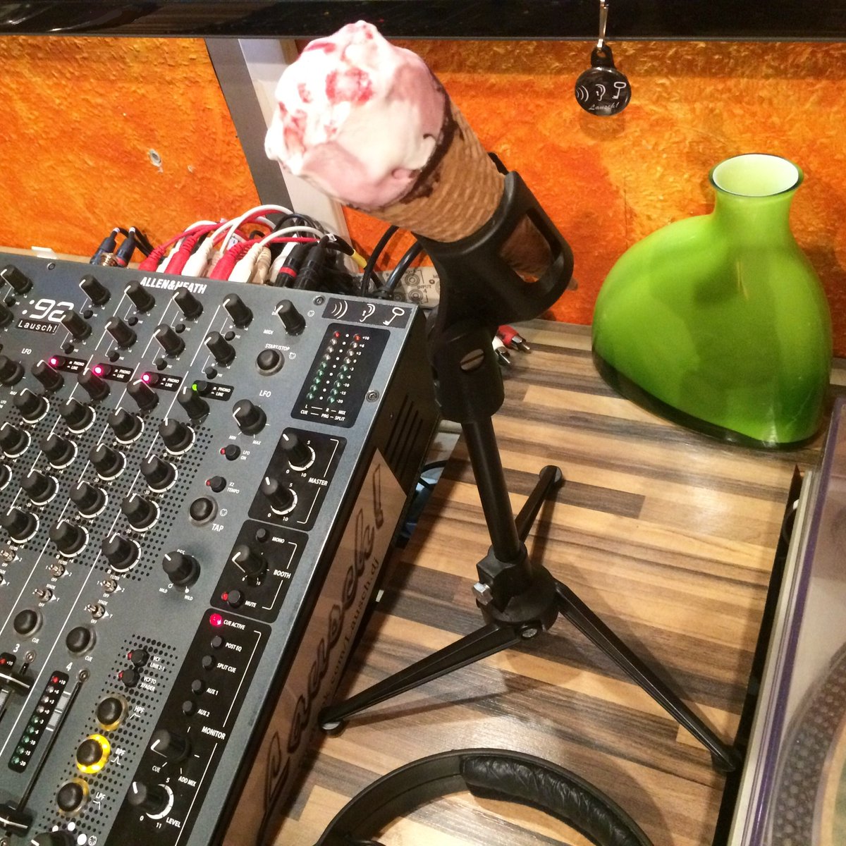 LauschSound's tweet photo. 💡 #Studiohack 💫
Not exactly a jack of all trades device; but anyhow: an ice-holding microphone stand. That's really something! 😝
#studio #musician #Musiclife #djlife #vocalist #singer #musicianlife #LifeHack #invention #InventingForLife https://t.co/93KAxzVy2H