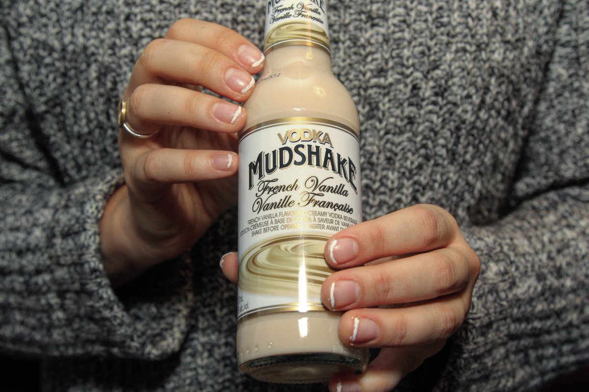 Vodka_Mudshake's tweet photo. A French manicure has just met its match. #mudshakemoment https://t.co/vExhMiAw5H