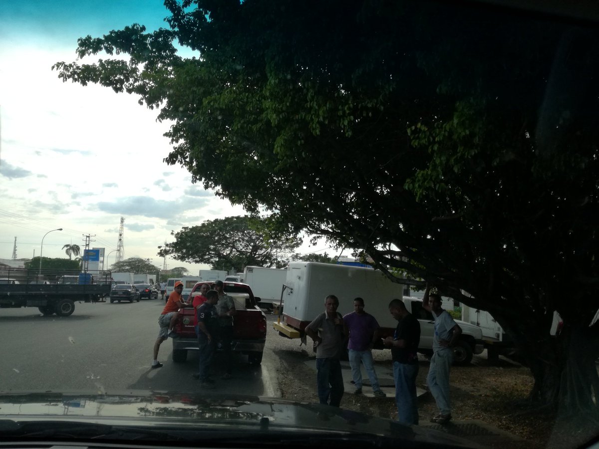 is_roxy's tweet image. Ayuda por favor difundir en San Fernando queseros varados, sin poder llegar a nuestros destinos por la corrupción nos quieren quitar los quesos. @CaraotaDigital @la_patilla @DolarToday @UNoticias